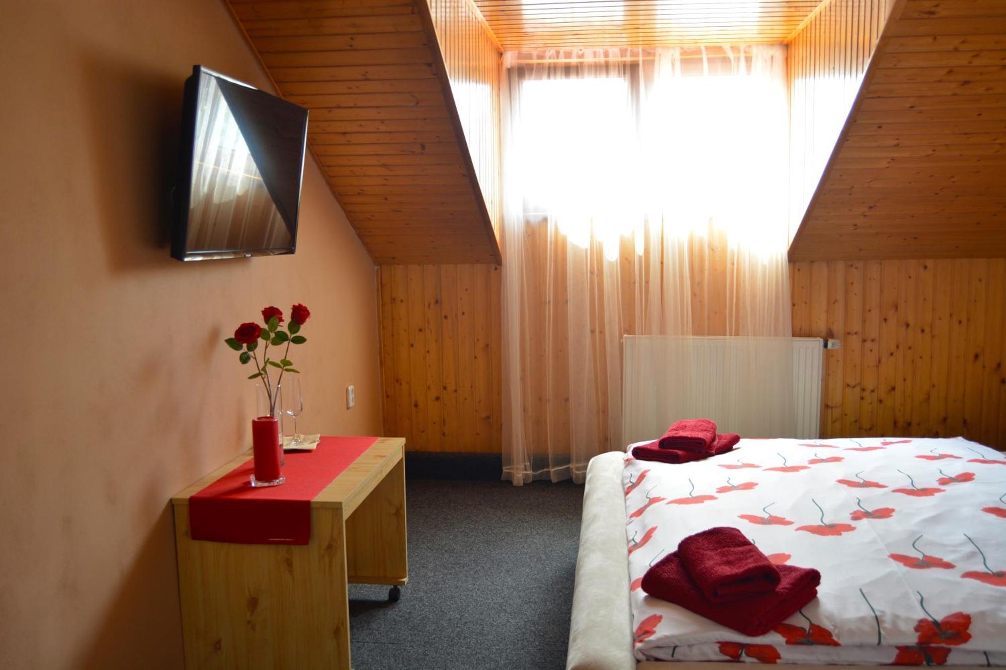 Restaurace A Penzion Lutena Dolni Lutyne Zewnętrze zdjęcie