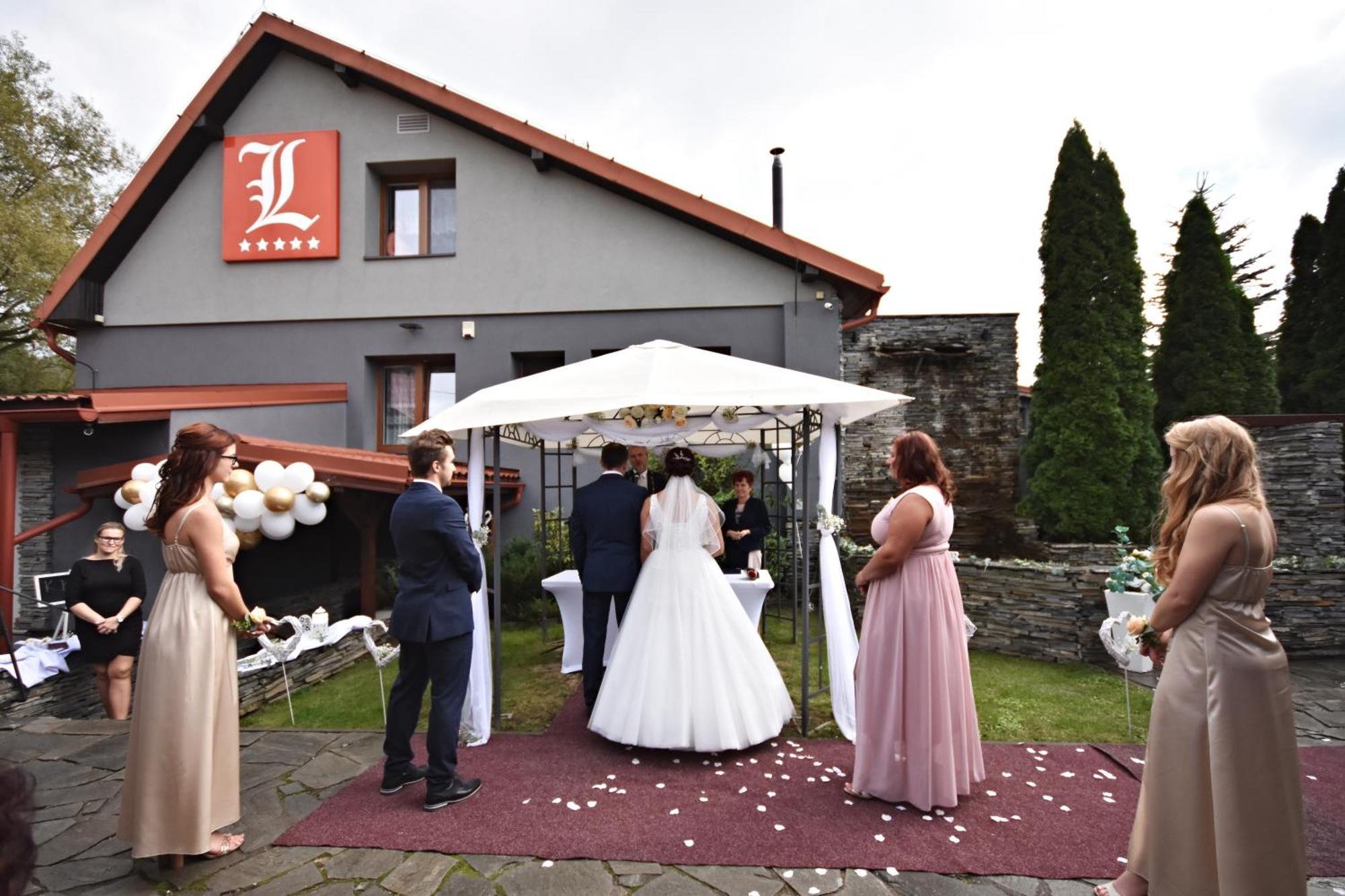 Restaurace A Penzion Lutena Dolni Lutyne Zewnętrze zdjęcie